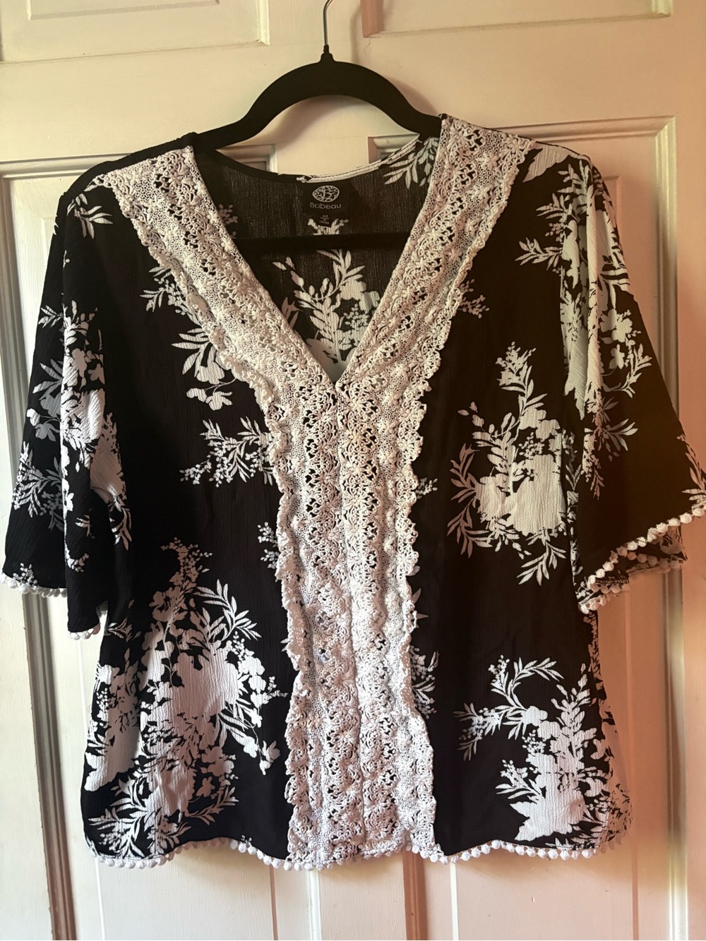 bobeau Black & White Floral Lace-Trim V-Neck Tunic